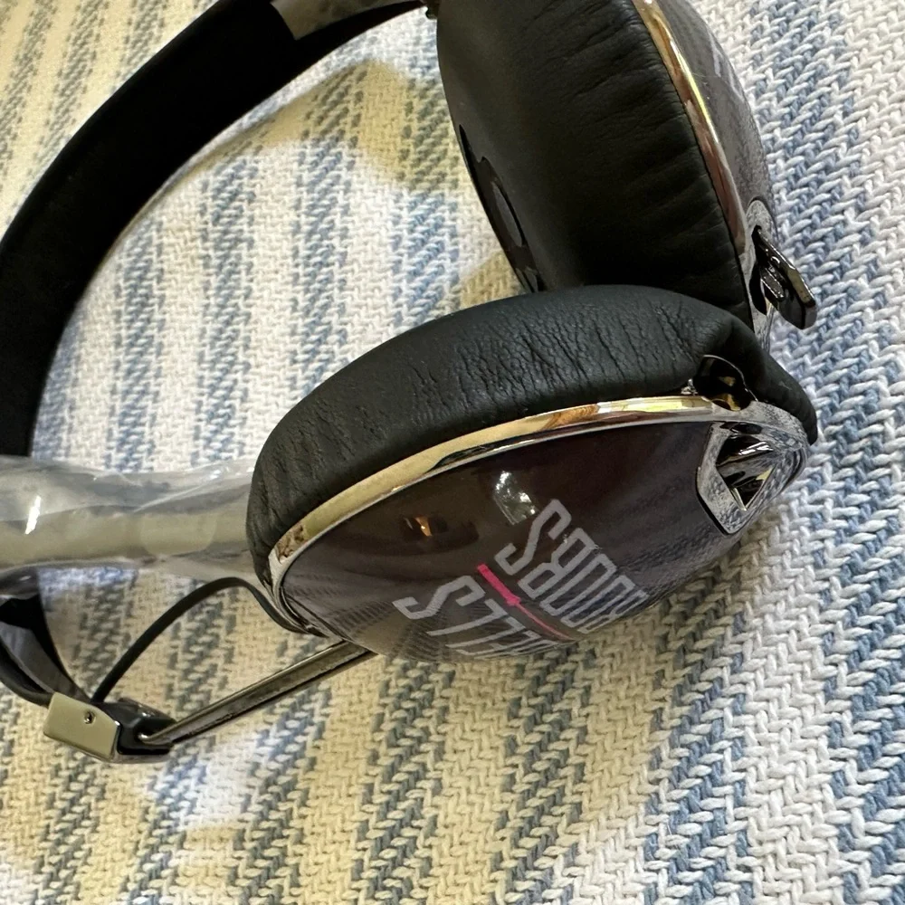 Skullcandy  special edition CrossFit Barbells for Boobs headphones over ear - Picture 2 of 6